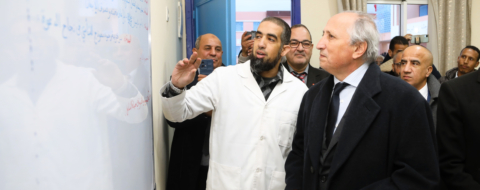 Mohamed Saad Berrada, ministre de l'Éducation nationale, du Préscolaire et des Sports, lors d'une visite dans des établissements scolaires de la province d'Al Haouz.