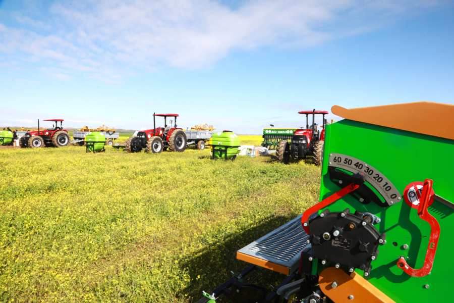 Des engins agricoles dans un champ de blé dans la province de Rehamna.