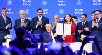 Lors de la signature de la Charte constitutive du Conseil de Paix par Nasser Bourita, ministre des Affaires étrangères, en présence de Donald Trump, président des États-Unis, le 22 janvier 2026, à Davos, en Suisse.