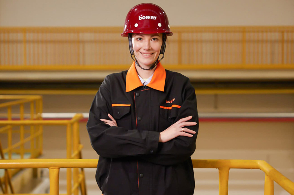 Une employée du groupe chinois Boway Alloy à Ningbo.