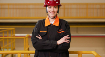 Une employée du groupe chinois Boway Alloy à Ningbo.