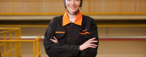 Une employée du groupe chinois Boway Alloy à Ningbo.