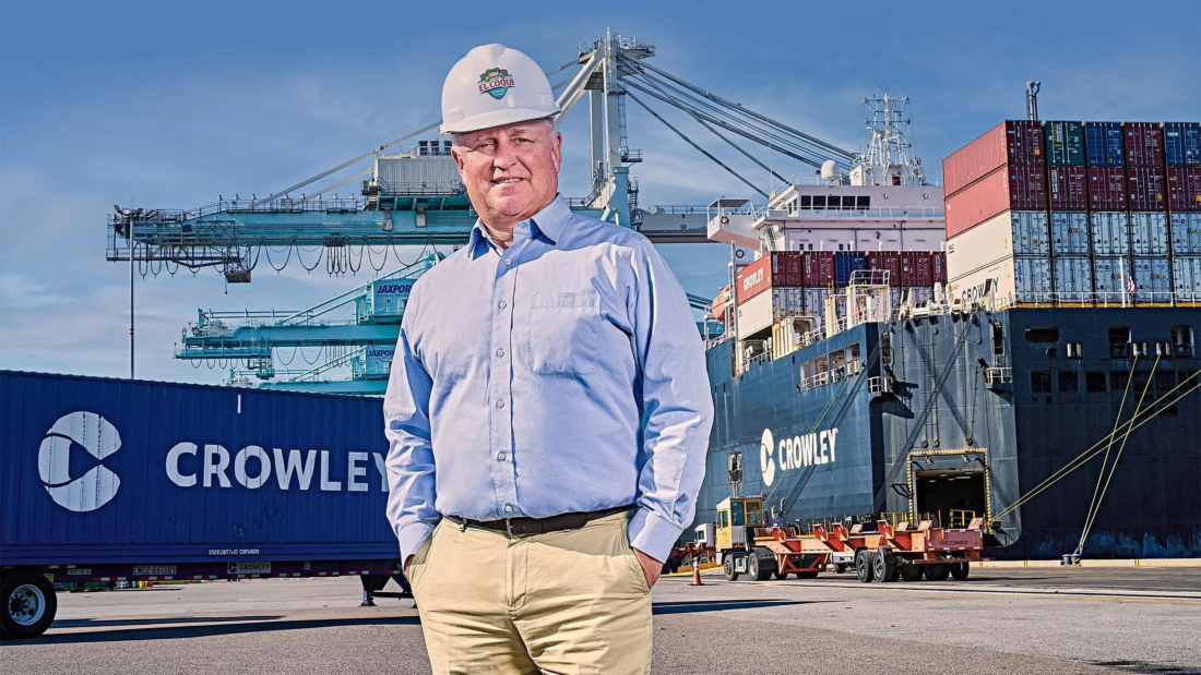 Tom Crowley Jr, patron de Crowley Maritime Corporation, maison mère de Carib Energy, sur le port de Jacksonville en Floride. L'entreprise exporte du GNL en conteneurs ISO depuis Porto Rico vers les Caraïbes — pas vers le Maros