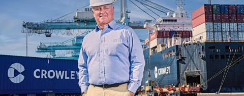 Tom Crowley Jr, patron de Crowley Maritime Corporation, maison mère de Carib Energy, sur le port de Jacksonville en Floride. L'entreprise exporte du GNL en conteneurs ISO depuis Porto Rico vers les Caraïbes — pas vers le Maros