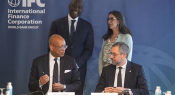 Saïd Jabrani, directeur général de Tamwilcom, et Ethiopis Tafara, vice-président de l'IFC pour l'Afrique, lors de la signature de l'accord de partenariat entre les deux entités, le 17 avril 2026, à Washington D.C., aux États-Unis.