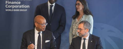 Saïd Jabrani, directeur général de Tamwilcom, et Ethiopis Tafara, vice-président de l'IFC pour l'Afrique, lors de la signature de l'accord de partenariat entre les deux entités, le 17 avril 2026, à Washington D.C., aux États-Unis.