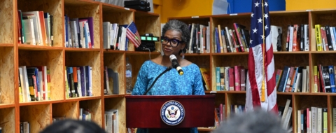Marissa Scott, la consule générale des États-Unis, lors de la cérémonie marquant la fermeture du bâtiment historique de Dar America à Casablanca.