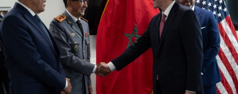 Le ministre délégué chargé de l'Administration de la Défense nationale, Abdeltif Loudyi, et le général de corps d'armée Mohammed Berrid, inspecteur général des FAR, avec le sous-secrétaire américain à la Politique de défense Elbridge Colby à Arlington, aux États-Unis, le 15 avril 2026.