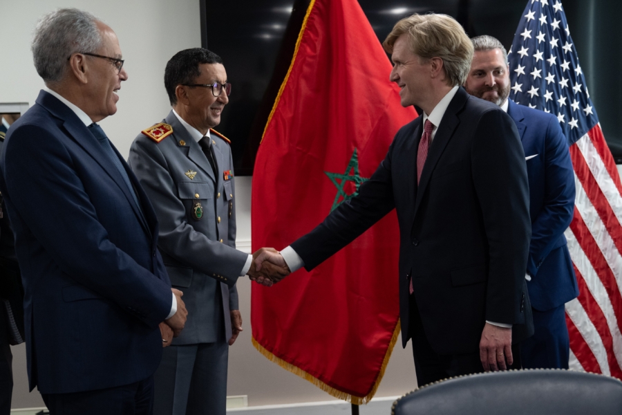 Le ministre délégué chargé de l'Administration de la Défense nationale, Abdeltif Loudyi, et le général de corps d'armée Mohammed Berrid, inspecteur général des FAR, avec le sous-secrétaire américain à la Politique de défense Elbridge Colby à Arlington, aux États-Unis, le 15 avril 2026.