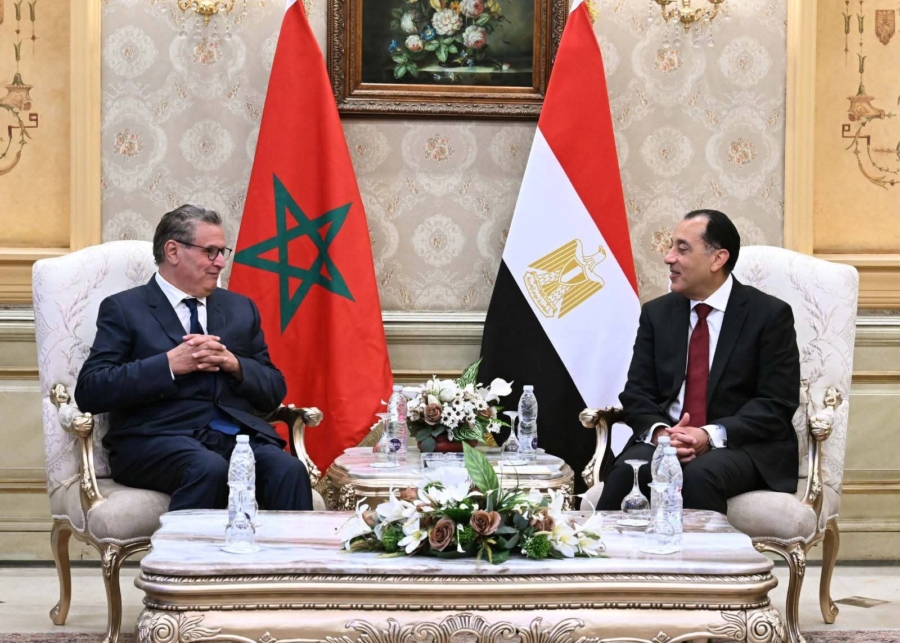 Aziz Akhannouch, accueilli le 5 avril à l’aéroport international du Caire par son homologue égyptien Moustafa Madbouly, à l’occasion du lancement de la première session de la commission mixte de coordination et de suivi Maroc-Egypte.