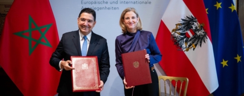 Nasser Bourita, ministre des Affaires étrangères, et Beate Meinl-Reisinger, ministre fédérale autrichienne des Affaires européennes et internationales, le 22 avril 2026 à Vienne, en Autriche.