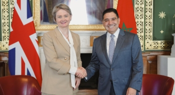 La secrétaire d'État britannique aux Affaires étrangères, Yvette Cooper, et Nasser Bourita, ministre des Affaires étrangères, à Londres, le 23 avril 2026.
