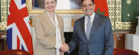 La secrétaire d'État britannique aux Affaires étrangères, Yvette Cooper, et Nasser Bourita, ministre des Affaires étrangères, à Londres, le 23 avril 2026.