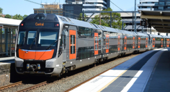 Un modèle de train électrique à deux étages fabriqué par Hyundai Rotem.