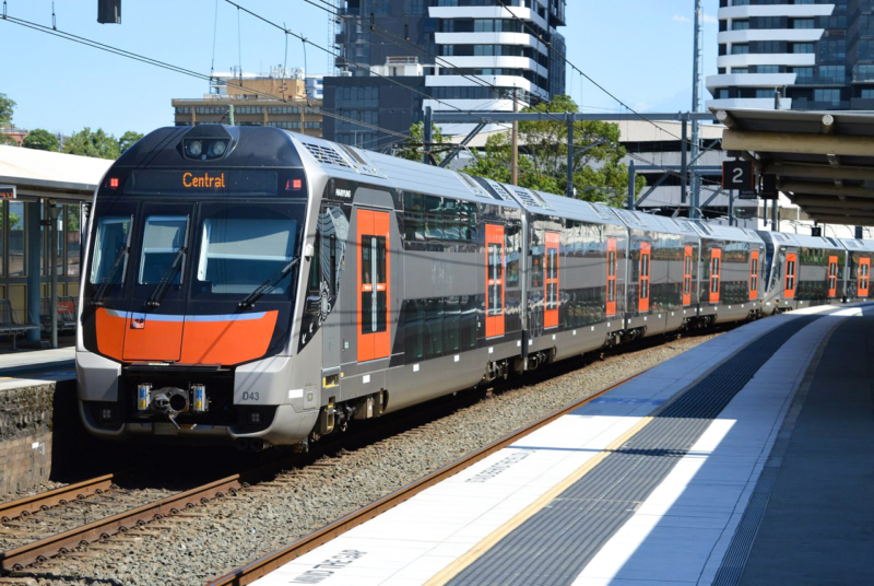 Un modèle de train électrique à deux étages fabriqué par Hyundai Rotem.