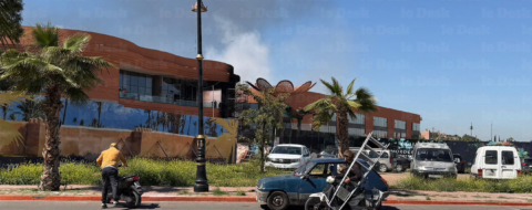 Une colonne de fumée s'élevant du chantier du Morocco Mall de Marrakech, le 2 avril 2026.