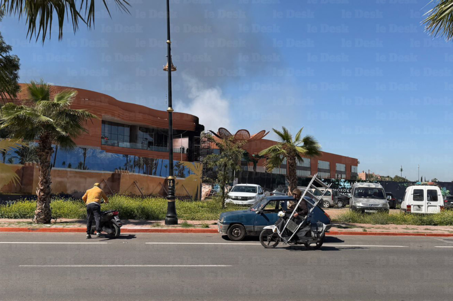 Une colonne de fumée s'élevant du chantier du Morocco Mall de Marrakech, le 2 avril 2026.