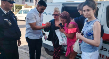 L'influenceuse écossaise Rachel Helene Gourlay, accompagnée de membres de sa famille, à son arrivée aux locaux du 6e arrondissement de la Sûreté nationale d’Agadir.