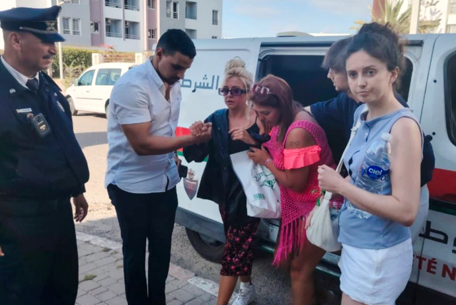 L'influenceuse écossaise Rachel Helene Gourlay, accompagnée de membres de sa famille, à son arrivée aux locaux du 6e arrondissement de la Sûreté nationale d’Agadir.