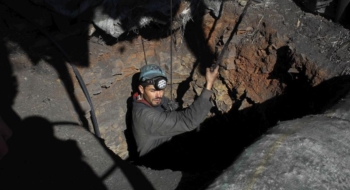 Un mineur de charbon descend dans l’une des nombreuses mines informelles de Jerada.