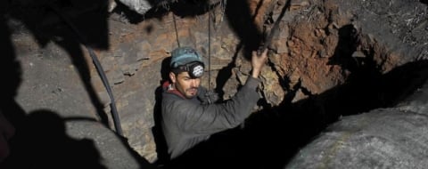 Un mineur de charbon descend dans l’une des nombreuses mines informelles de Jerada.