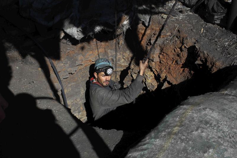 Un mineur de charbon descend dans l’une des nombreuses mines informelles de Jerada.