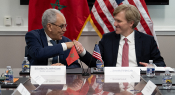 Abdeltif Loudyi, ministre délégué chargé de l’Administration de la défense nationale, et Elbridge Colby, sous-secrétaire américain à la Guerre chargé des politiques, le 15 avril 2026, à Arlington, aux États-Unis.