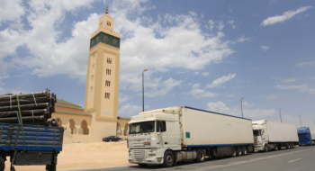 Des camions de transport routier dans le Grand Sud saharien.