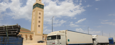 Des camions de transport routier dans le Grand Sud saharien.