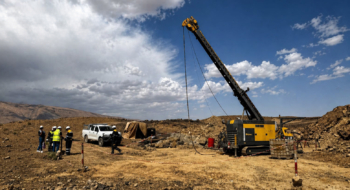 Une opération de forage minier conduite au Maroc par Morocco Strategic Minerals Corporation.