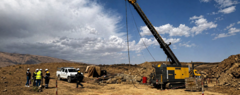 Une opération de forage minier conduite au Maroc par Morocco Strategic Minerals Corporation.