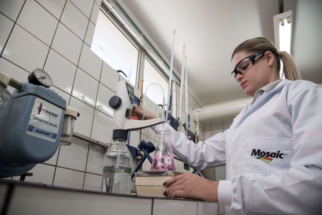 Une employée de laboratoire du groupe américain Mosaic dans son unité en Louisiane.
