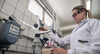 Une employée de laboratoire du groupe américain Mosaic dans son unité en Louisiane.