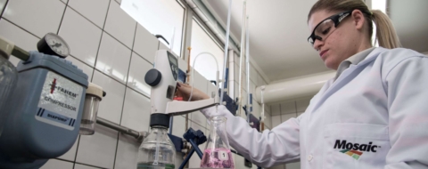 Une employée de laboratoire du groupe américain Mosaic dans son unité en Louisiane.