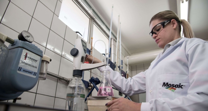 Une employée de laboratoire du groupe américain Mosaic dans son unité en Louisiane.