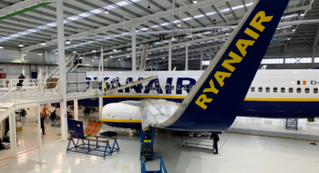 Un appareil de la compagnie aérienne Ryanair dans un atelier de maintenance.