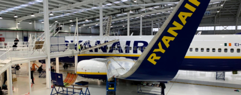 Un appareil de la compagnie aérienne Ryanair dans un atelier de maintenance.