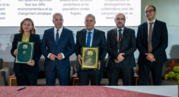 Lors de la signature du MoU entre CAM et la CDP italienne, par Mohamed Fikrat et Cristina Morelli, en présence du ministre de l’Agriculture Ahmed El Bouari, en marge du SIAM 2026 à Meknès.