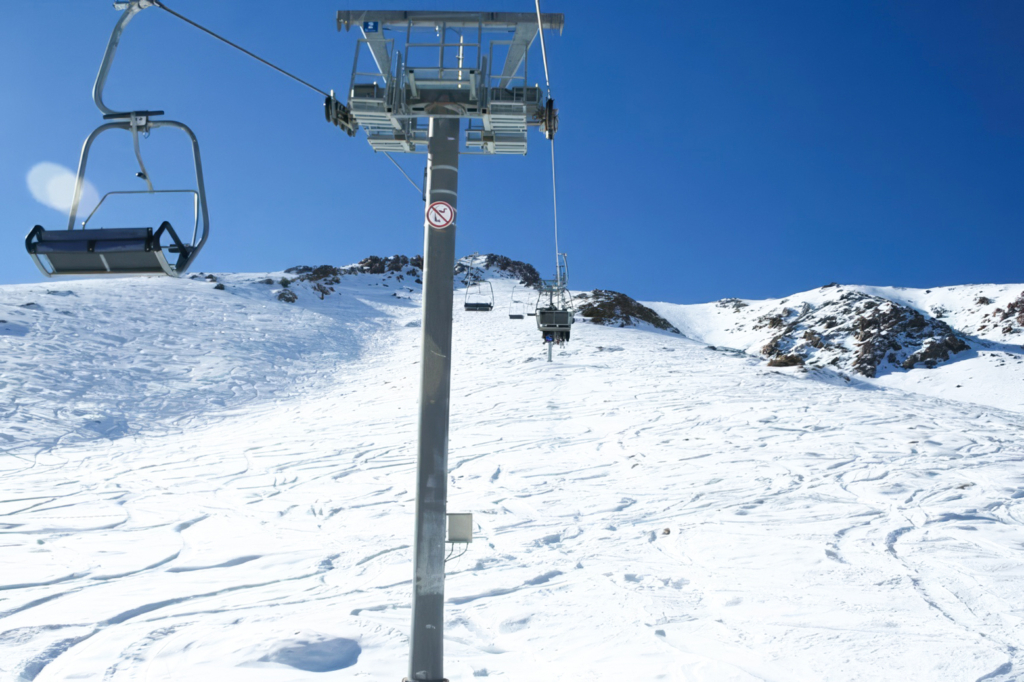Un télésiège deux places de la station de ski d'Oukaïmeden.