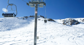 Un télésiège deux places de la station de ski d'Oukaïmeden.