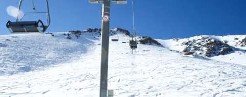 Un télésiège deux places de la station de ski d'Oukaïmeden.