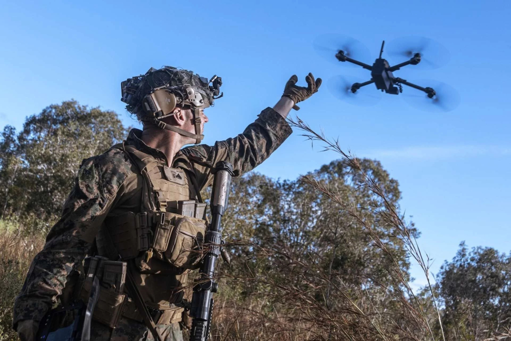 Un caporal du Corps des Marines des États-Unis lance un petit drone lors d'un entraînement dans le Queensland, en Australie, en juillet 2025. Crédit : Département de la Guerre des États-Unis