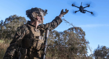 Un caporal du Corps des Marines des États-Unis lance un petit drone lors d'un entraînement dans le Queensland, en Australie, en juillet 2025. Crédit : Département de la Guerre des États-Unis