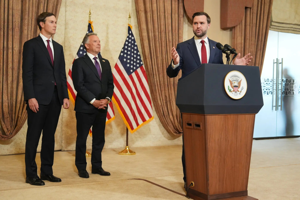 Le vice-président américain, J. D. Vance, flanqué de l'envoyé spécial Steve Witkoff et de Jared Kushner, gendre du président Trump
