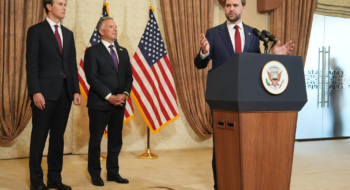 Le vice-président américain, J. D. Vance, flanqué de l'envoyé spécial Steve Witkoff et de Jared Kushner, gendre du président Trump
