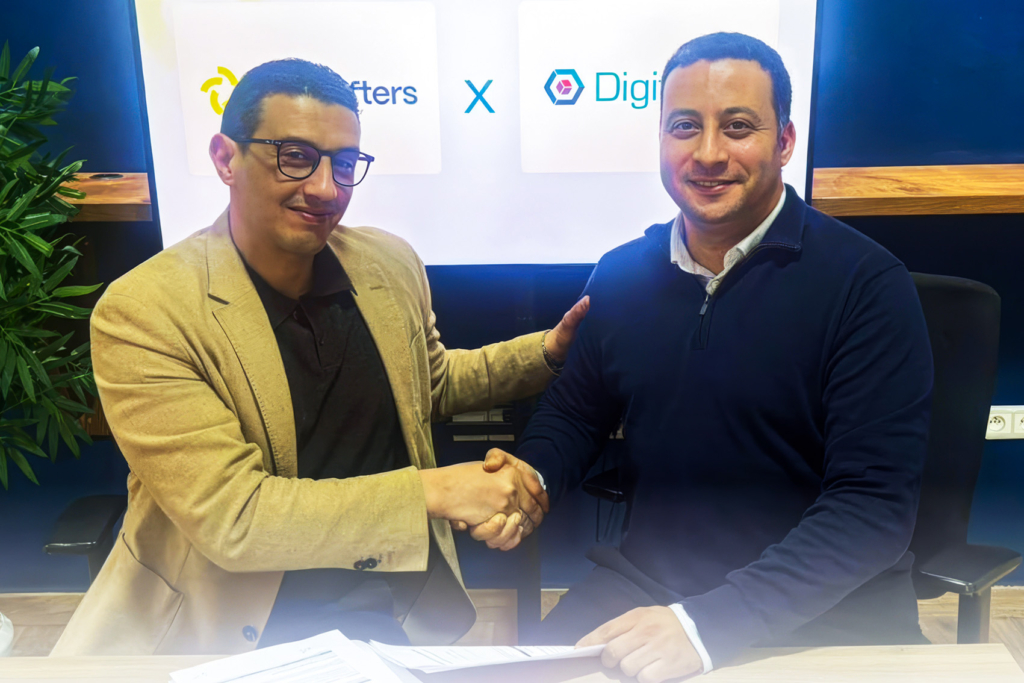 Morad El Mazyani, co-fondateur d’AI Crafters (à droite), et Oussama Choubai, fondateur de Digitancy, lors de la signature du deal pour le rapprochement entre les deux entreprises.