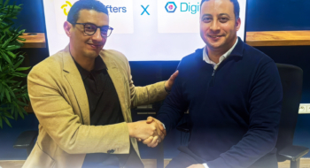 Morad El Mazyani, co-fondateur d’AI Crafters (à droite), et Oussama Choubai, fondateur de Digitancy, lors de la signature du deal pour le rapprochement entre les deux entreprises.
