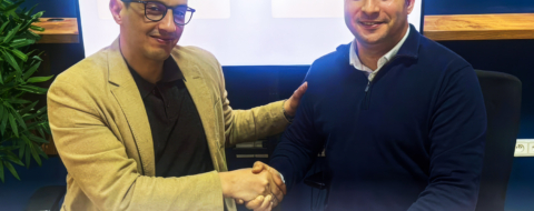 Morad El Mazyani, co-fondateur d’AI Crafters (à droite), et Oussama Choubai, fondateur de Digitancy, lors de la signature du deal pour le rapprochement entre les deux entreprises.