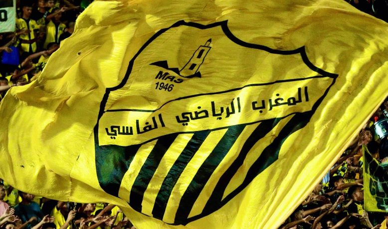 Drapeau du MAS Fès flottant dans les tribunes lors d'un match de football. Crédit : DR