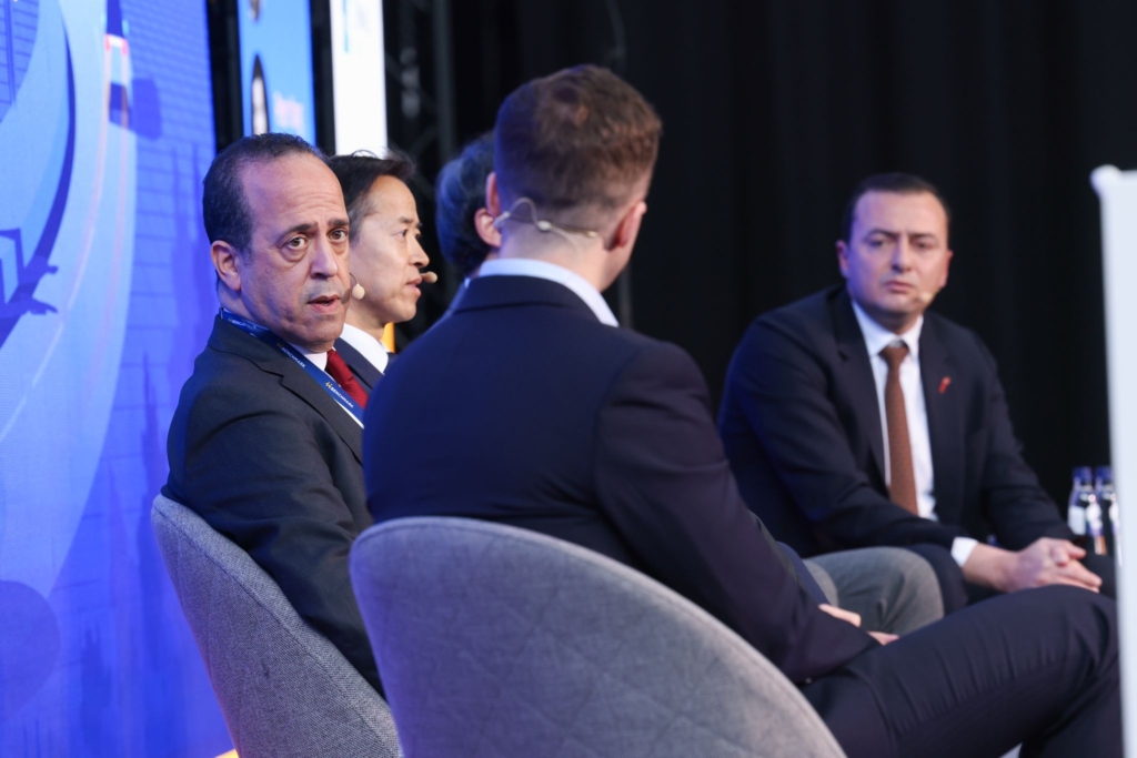 Khalid Qalam, CEO de Gotion Power Morocco, lors d’une table ronde tenue à l'occasion de l’événement Giga Europe à Bruxelles, aux côtés de Ali Seddiki, directeur de l’AMDIE.